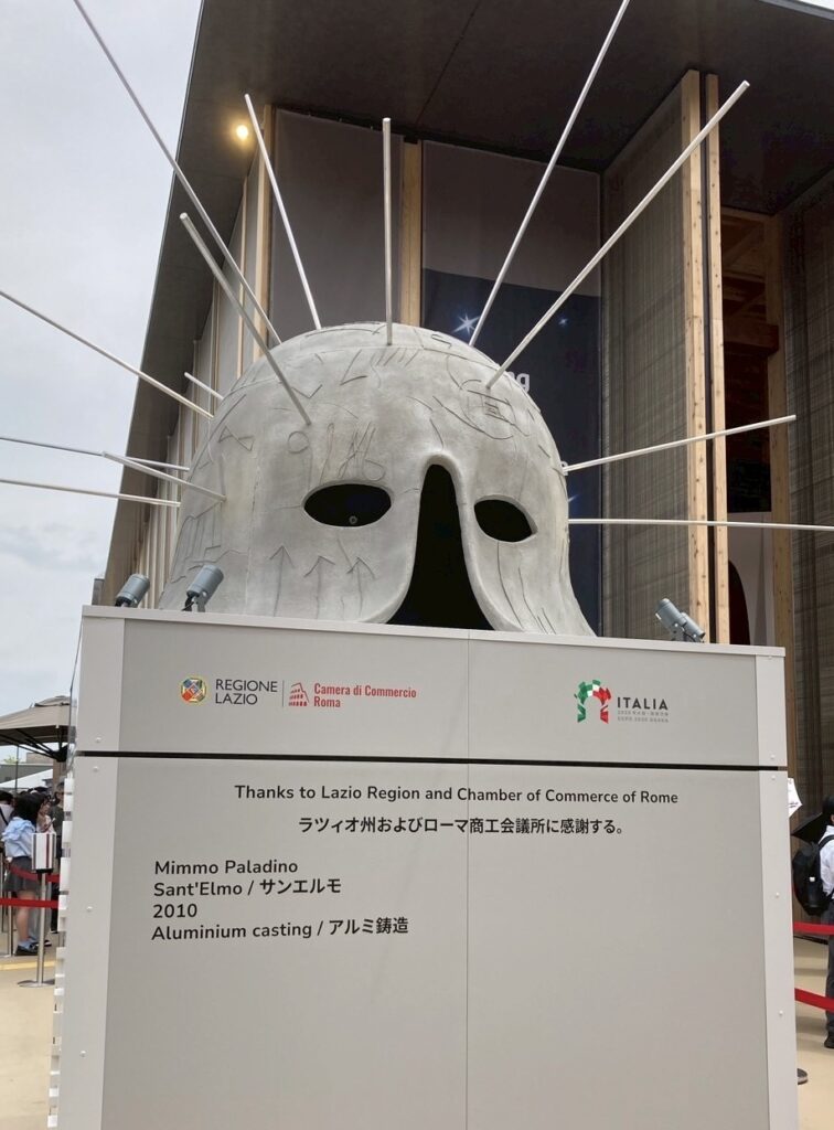 万博イタリア館前